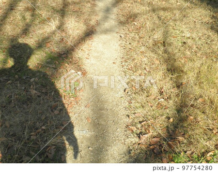 土の散歩道の人影3 土の散歩道の人影3 97754280
