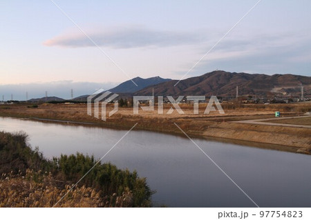 冬空の桜川と宝篋山・筑波山、川辺からの眺め 97754823
