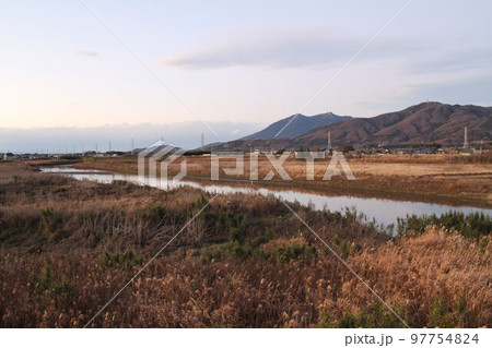 冬空の桜川と宝篋山・筑波山、ピンク雲が漂う夕景 97754824
