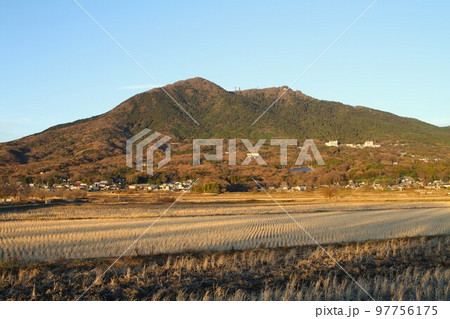 筑波山と初冬の田園|澄んだ空に浮かぶ関東の名峰の風景 筑波山と初冬の田園|澄んだ空に浮かぶ関東の名峰の風景 97756175