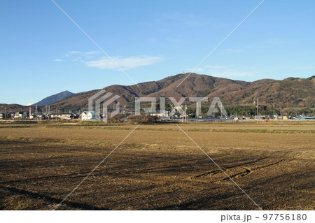 乾いた冬の大地と宝篋山｜つくば郊外の静かな風景 97756180