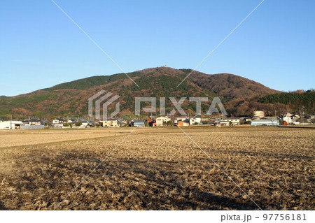 冬の休耕地と宝篋山の遠景｜静寂に包まれた田園と山の構図 97756181
