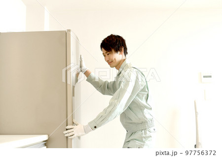 冷蔵庫をチェックする男性作業員 97756372