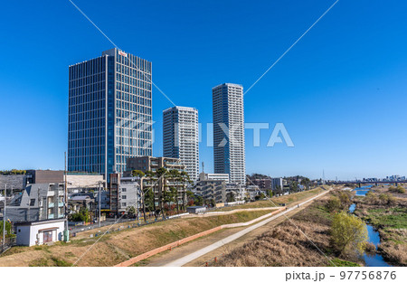 日本の東京都市景観 12月・二子玉川駅前・多摩川沿いのオフィスビル群などを望む 日本の東京都市景観 12月・二子玉川駅前・多摩川沿いのオフィスビル群などを望む 97756876