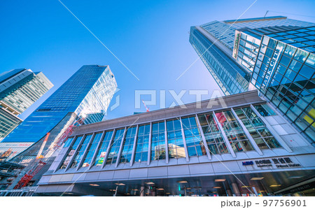 日本の東京都市景観 京王井の頭線渋谷駅や渋谷マークシティ、渋谷スクランブルスクエアなどを望む 97756901