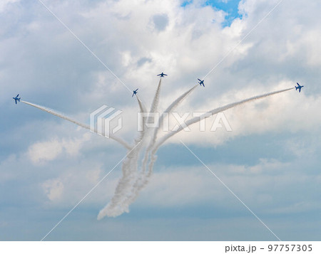 ブルーインパルス　戦闘機　航空機　自衛隊　日本　飛行機　　戦闘機　航空機　自衛隊　日本　飛行機　空軍 97757305