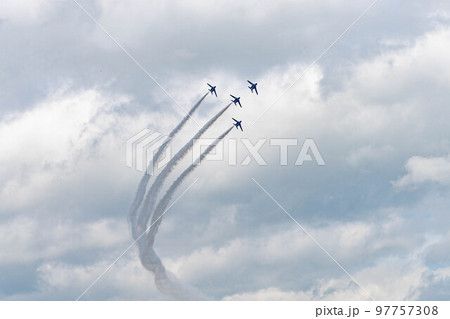 ブルーインパルス　戦闘機　航空機　自衛隊　日本　飛行機　　戦闘機　航空機　自衛隊　日本　飛行機　空軍 97757308