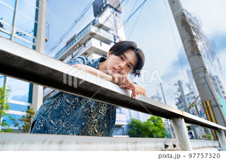 かっこいい男性のファッションポートレート 都会 青空 ビューティー ストリートスナップ かっこいい男性のファッションポートレート 都会 青空 ビューティー ストリートスナップ 97757320