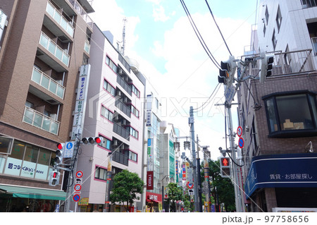 東京世田谷区千歳烏山の商店街 97758656