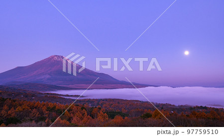 朝焼けの空と満月と富士山・山中湖パノラマ台からの絶景 97759510