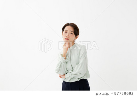 悩む女性 悩む女性 97759692