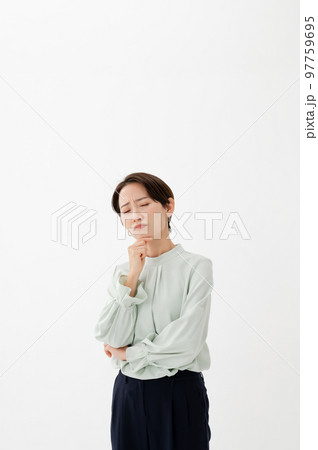 悩む女性 悩む女性 97759695