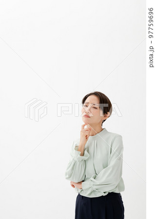 悩む女性 悩む女性 97759696