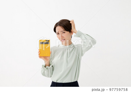 電卓　悩む女性 97759758