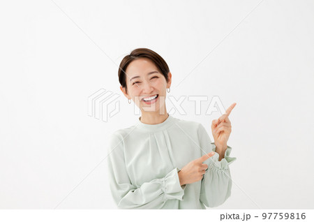 ビジネス 指差す女性 ビジネス 指差す女性 97759816