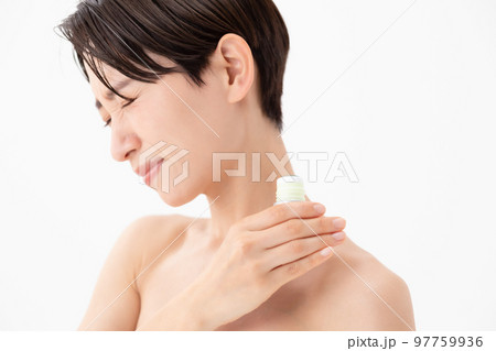 肩こり　女性 97759936