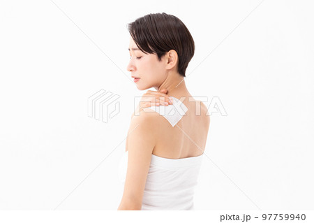 湿布を貼る女性 97759940