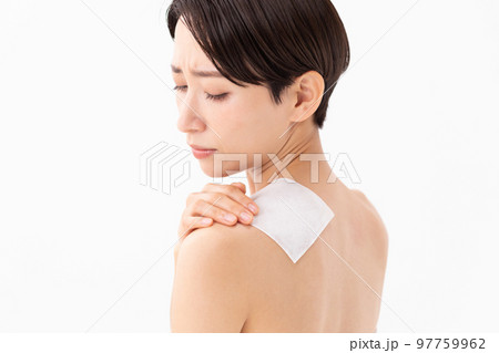 湿布を貼る女性 97759962