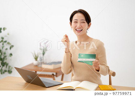 通帳　女性 97759971