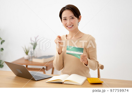通帳 女性 通帳 女性 97759974