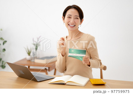 通帳　女性 97759975