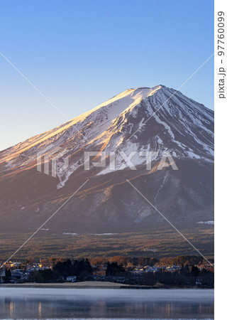 河口湖より望む紅富士・クローズアップ 97760099