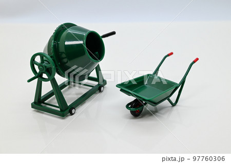 手押し車とコンクリートミキサー 97760306
