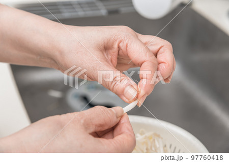 【もやしの根を取る】 97760418