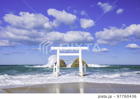 福岡県 糸島市  二見ヶ浦の白い鳥居と夫婦岩 97760436