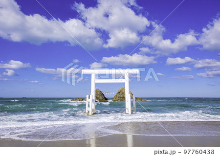 福岡県 糸島市 二見ヶ浦の白い鳥居と夫婦岩 福岡県 糸島市 二見ヶ浦の白い鳥居と夫婦岩 97760438
