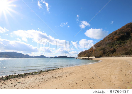 瀬戸内海と砂浜 97760457