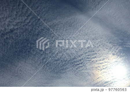 自然　気象　巻積雲、青空に細かい白い雲。太陽の周りに光冠 97760563