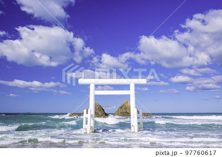 福岡県 糸島市  二見ヶ浦の白い鳥居と夫婦岩 97760617