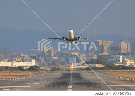 滑走路から飛び立つ飛行機の前姿 滑走路から飛び立つ飛行機の前姿 97760755