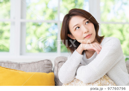 若い女性 考える 若い女性 考える 97760796
