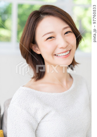 部屋でリラックスする若い女性 部屋でリラックスする若い女性 97760833