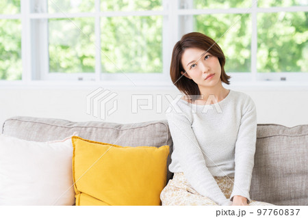 若い女性　考える 97760837