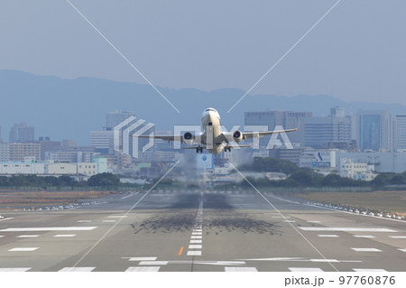 滑走路から飛び立つ飛行機の前姿 滑走路から飛び立つ飛行機の前姿 97760876