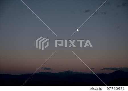 北杜市白州町、金峰山の上、夕空に昇る十三夜の月 97760921