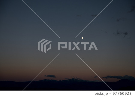 北杜市白州町、金峰山の上、夕空に昇る十三夜の月 北杜市白州町、金峰山の上、夕空に昇る十三夜の月 97760923