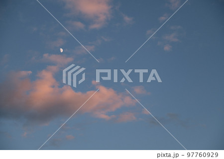 北杜市白州町、夕空、夕焼け雲の中に月齢8.2の月 北杜市白州町、夕空、夕焼け雲の中に月齢8.2の月 97760929