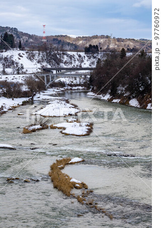 冬の最上川ビュースポットからの眺め 97760972