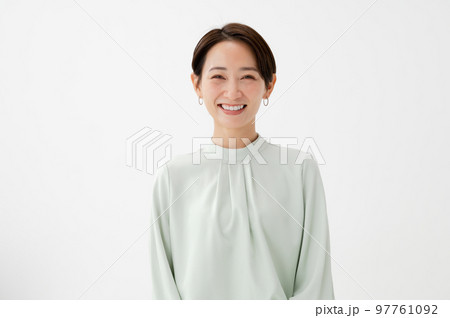 話す女性 97761092