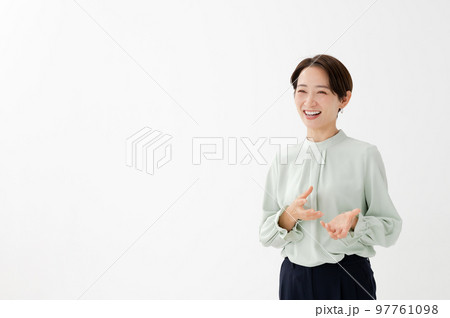 話す女性 話す女性 97761098