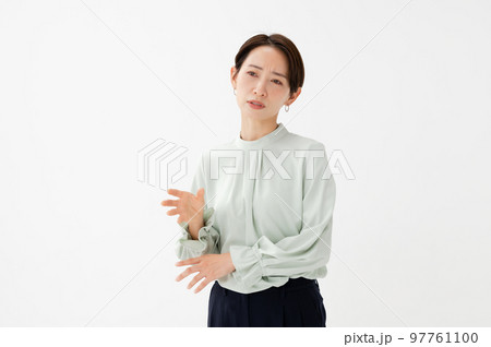 話す女性 97761100