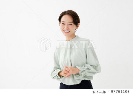 話す女性 話す女性 97761103