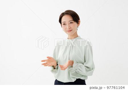 話す女性 話す女性 97761104
