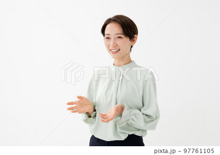 話す女性 97761105