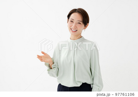 話す女性 97761106