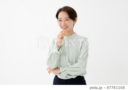 話す女性 話す女性 97761108
